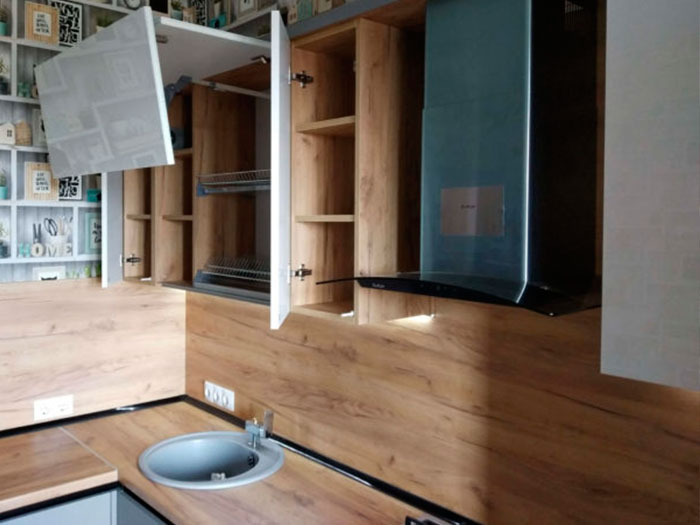 деревянная кухня красного цвета